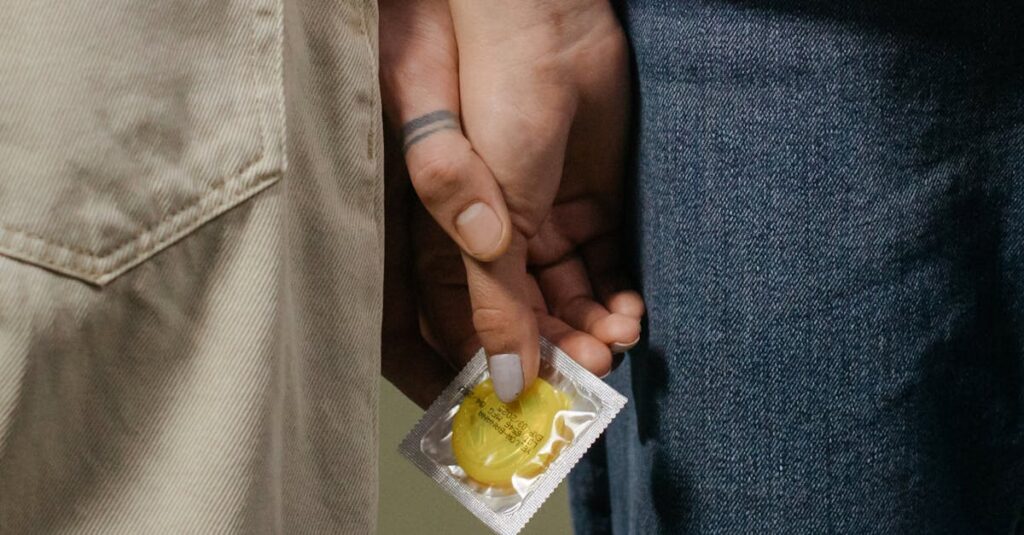 découvrez tout ce qu'il faut savoir sur le condom : protection, types, utilisation et conseils pour une vie sexuelle sûre et responsable.