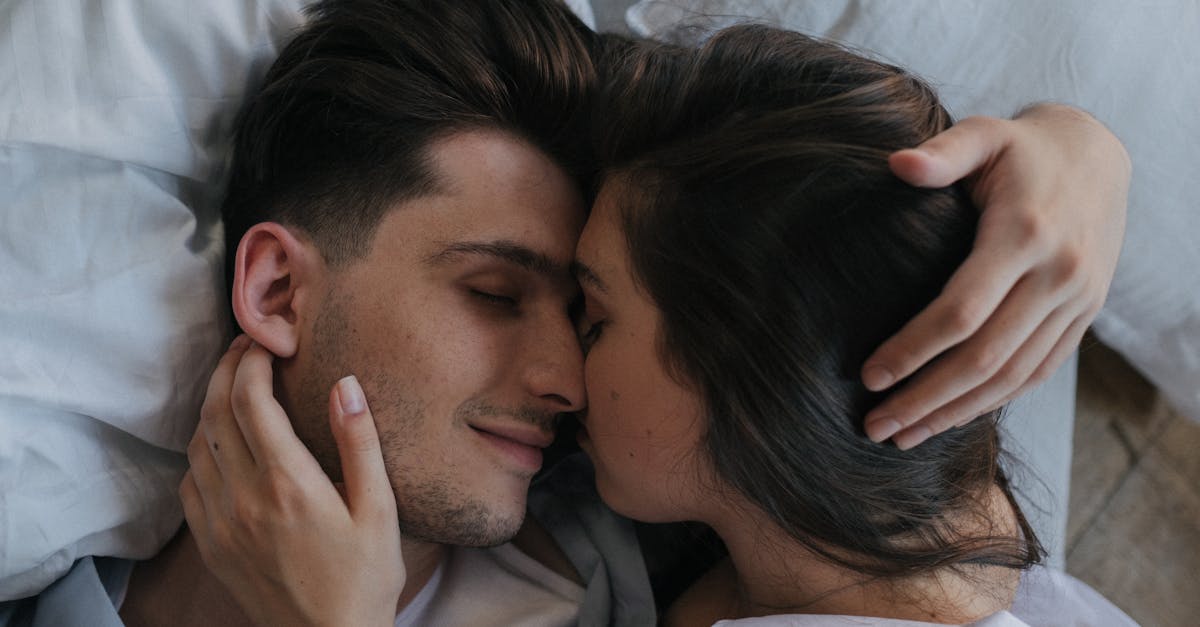 découvrez des caresses intimes pour des moments de douceur et de complicité, alliant sensualité et tendresse.